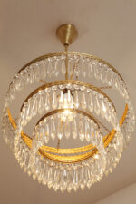 Duża kaskadowa trzypoziomowa jednopunktowa lampa sufitowa w stylu boho złożona z 143 przeźroczystych szklanych wisiorków i innych szklanych dodatków wiszących na trzech metalowych obręczach w kolorze starego złota, Typ 18-01, Železnobrodskié Sklo, Czechosłowacja, lata 50. - obrazek 29