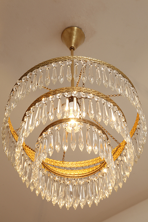 czech design, szklana lampa vintage, czech vintage lamp, vintage, vintage store, vintage ceiling lamp, hanging glass lamp, lamp, sklep vintage, mid century modern, Železnobrodskié Sklo, vintage chandeler, czechoslovakia, design shop, made in prl, lampa vintage Železnobrodskié Sklo, retro glass lamp, 60's, retro shop warsaw, meble prl, Železnobrodskié Sklo ceiling lamp, napako vintage lamp, mid century lamp, retro sklep warszawa, retro, Železnobrodskié Sklo vintage lamp, lampa napako, lamp design, vintage shop warsaw, lampa vintage, lampa boho, lampa sufitowa vintage, vintage lamp, antique shop warsaw, vintage hanging lamp, boho vintage, czeska lampa sufitowa retro, 1960., antique store warsaw, retro lamp, lampa vintage boho, hanging vintage lamp napako, 60., antyk sklep, retro style, retro shop, 1960s, antyk sklep warszawa, vintage light, vintage shop Duża kaskadowa trzypoziomowa jednopunktowa lampa sufitowa w stylu boho złożona z 143 przeźroczystych szklanych wisiorków i innych szklanych dodatków wiszących na trzech metalowych obręczach w kolorze starego złota, Typ 18-01, Železnobrodskié Sklo, Czechosłowacja, lata 50. - obrazek 29