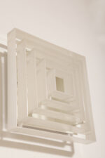 Duży jednopunktowy biały kwadratowy podtynkowy kinkiet/lampa ścienna/plafon „Kvadrat” / „Kvadratlampen” z geometrycznym dyfuzorem z tworzywa sztucznego, projekt Nils Andersen & Salli Besiakow dla Lyfa, Dania, wzór z 1972 roku - obrazek 28