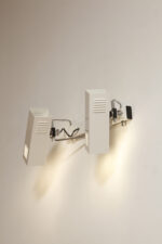 Dwupunktowa pozioma biała metalowa lampa ścienna/kinkiet z ruchomymi kloszami na chromowanej konstrukcji, Space Age, Włochy, lata 70 - obrazek 28