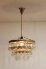 Duża kaskadowa trzypoziomowa jednopunktowa lampa sufitowa w stylu boho złożona z 143 przeźroczystych szklanych wisiorków i innych szklanych dodatków wiszących na trzech metalowych obręczach w kolorze starego złota, Typ 18-01, Železnobrodskié Sklo, Czechosłowacja, lata 50. - obrazek 30