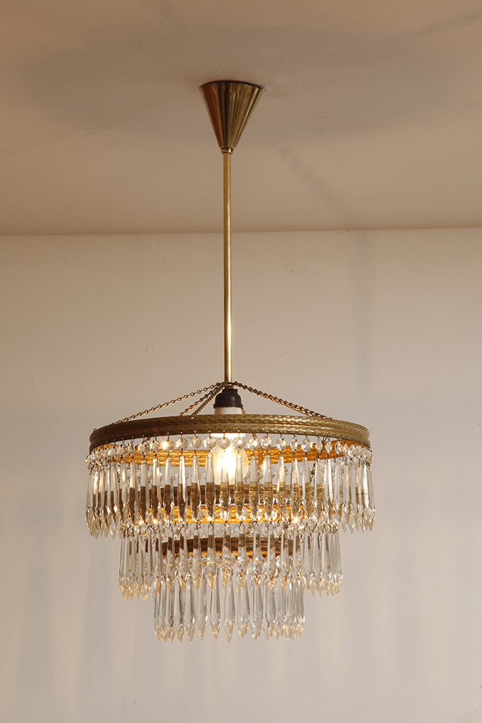 czech design, szklana lampa vintage, czech vintage lamp, vintage, vintage store, vintage ceiling lamp, hanging glass lamp, lamp, sklep vintage, mid century modern, Železnobrodskié Sklo, vintage chandeler, czechoslovakia, design shop, made in prl, lampa vintage Železnobrodskié Sklo, retro glass lamp, 60's, retro shop warsaw, meble prl, Železnobrodskié Sklo ceiling lamp, napako vintage lamp, mid century lamp, retro sklep warszawa, retro, Železnobrodskié Sklo vintage lamp, lampa napako, lamp design, vintage shop warsaw, lampa vintage, lampa boho, lampa sufitowa vintage, vintage lamp, antique shop warsaw, vintage hanging lamp, boho vintage, czeska lampa sufitowa retro, 1960., antique store warsaw, retro lamp, lampa vintage boho, hanging vintage lamp napako, 60., antyk sklep, retro style, retro shop, 1960s, antyk sklep warszawa, vintage light, vintage shop Duża kaskadowa trzypoziomowa jednopunktowa lampa sufitowa w stylu boho złożona z 143 przeźroczystych szklanych wisiorków i innych szklanych dodatków wiszących na trzech metalowych obręczach w kolorze starego złota, Typ 18-01, Železnobrodskié Sklo, Czechosłowacja, lata 50. - obrazek 30