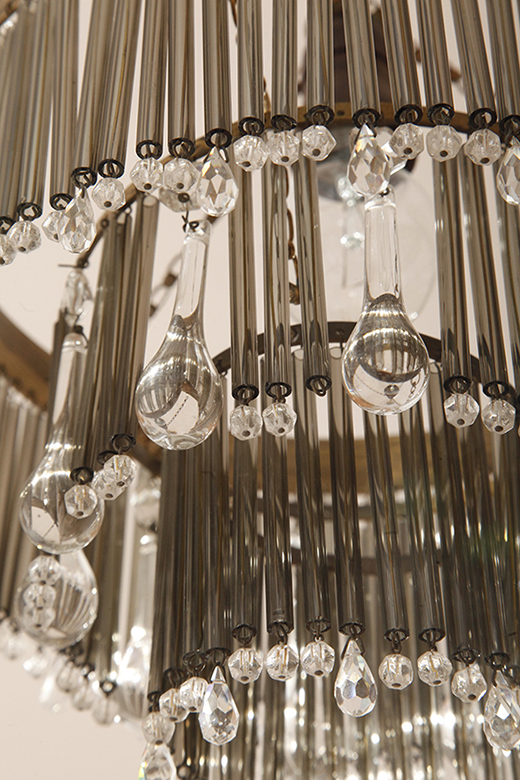 lampa napako, lamp design, vintage shop warsaw, lampa vintage, lampa boho, lampa sufitowa vintage, vintage lamp, antique shop warsaw, vintage hanging lamp, boho vintage, czeska lampa sufitowa retro, 1960., antique store warsaw, retro lamp, lampa vintage boho, hanging vintage lamp napako, 60., antyk sklep, retro style, retro shop, 1960s, antyk sklep warszawa, vintage light, vintage shop, czech design, szklana lampa vintage, czech vintage lamp, vintage, vintage store, vintage ceiling lamp, hanging glass lamp, lamp, sklep vintage, mid century modern, Železnobrodskié Sklo, vintage chandeler, czechoslovakia, design shop, made in prl, lampa vintage Železnobrodskié Sklo, retro glass lamp, 60's, retro shop warsaw, meble prl, Železnobrodskié Sklo ceiling lamp, napako vintage lamp, mid century lamp, retro sklep warszawa, retro, Železnobrodskié Sklo vintage lamp Kaskadowa trzypoziomowa jednopunktowa lampa sufitowa w stylu boho złożona z przeźroczystych szklanych wisiorków i czarnych szklanych pałeczek wiszących na trzech metalowych obręczach w kolorze starego złota, Typ 18-01, Železnobrodskié Sklo, Czechosłowacja, lata 50. - obrazek 30