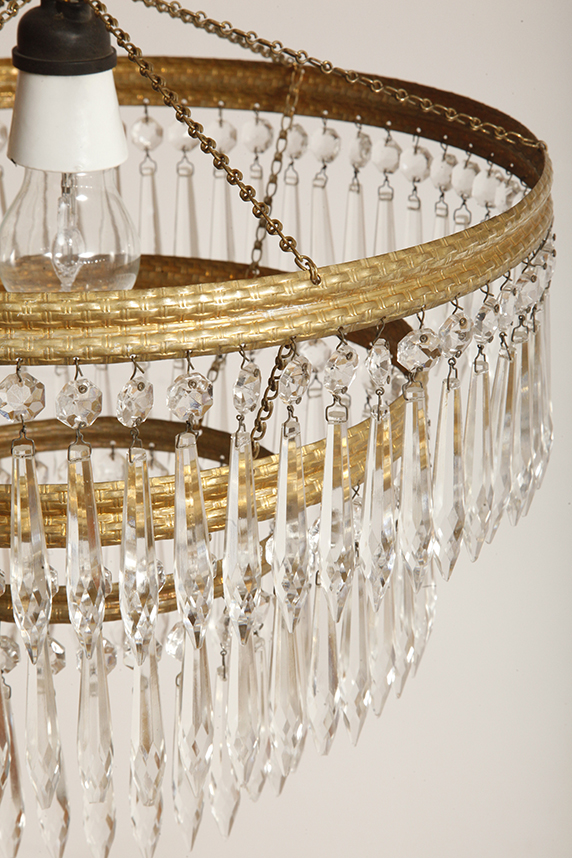 czech design, szklana lampa vintage, czech vintage lamp, vintage, vintage store, vintage ceiling lamp, hanging glass lamp, lamp, sklep vintage, mid century modern, Železnobrodskié Sklo, vintage chandeler, czechoslovakia, design shop, made in prl, lampa vintage Železnobrodskié Sklo, retro glass lamp, 60's, retro shop warsaw, meble prl, Železnobrodskié Sklo ceiling lamp, napako vintage lamp, mid century lamp, retro sklep warszawa, retro, Železnobrodskié Sklo vintage lamp, lampa napako, lamp design, vintage shop warsaw, lampa vintage, lampa boho, lampa sufitowa vintage, vintage lamp, antique shop warsaw, vintage hanging lamp, boho vintage, czeska lampa sufitowa retro, 1960., antique store warsaw, retro lamp, lampa vintage boho, hanging vintage lamp napako, 60., antyk sklep, retro style, retro shop, 1960s, antyk sklep warszawa, vintage light, vintage shop Duża kaskadowa trzypoziomowa jednopunktowa lampa sufitowa w stylu boho złożona z 143 przeźroczystych szklanych wisiorków i innych szklanych dodatków wiszących na trzech metalowych obręczach w kolorze starego złota, Typ 18-01, Železnobrodskié Sklo, Czechosłowacja, lata 50. - obrazek 31