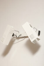 Dwupunktowa pozioma biała metalowa lampa ścienna/kinkiet z ruchomymi kloszami na chromowanej konstrukcji, Space Age, Włochy, lata 70 - obrazek 3