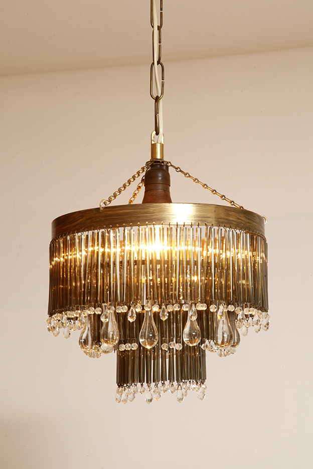 lampa napako, lamp design, vintage shop warsaw, lampa vintage, lampa boho, lampa sufitowa vintage, vintage lamp, antique shop warsaw, vintage hanging lamp, boho vintage, czeska lampa sufitowa retro, 1960., antique store warsaw, retro lamp, lampa vintage boho, hanging vintage lamp napako, 60., antyk sklep, retro style, retro shop, 1960s, antyk sklep warszawa, vintage light, vintage shop, czech design, szklana lampa vintage, czech vintage lamp, vintage, vintage store, vintage ceiling lamp, hanging glass lamp, lamp, sklep vintage, mid century modern, Železnobrodskié Sklo, vintage chandeler, czechoslovakia, design shop, made in prl, lampa vintage Železnobrodskié Sklo, retro glass lamp, 60's, retro shop warsaw, meble prl, Železnobrodskié Sklo ceiling lamp, napako vintage lamp, mid century lamp, retro sklep warszawa, retro, Železnobrodskié Sklo vintage lamp Kaskadowa trzypoziomowa jednopunktowa lampa sufitowa w stylu boho złożona z przeźroczystych szklanych wisiorków i czarnych szklanych pałeczek wiszących na trzech metalowych obręczach w kolorze starego złota, Typ 18-01, Železnobrodskié Sklo, Czechosłowacja, lata 50. - obrazek 3