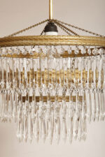 Duża kaskadowa trzypoziomowa jednopunktowa lampa sufitowa w stylu boho złożona z 143 przeźroczystych szklanych wisiorków i innych szklanych dodatków wiszących na trzech metalowych obręczach w kolorze starego złota, Typ 18-01, Železnobrodskié Sklo, Czechosłowacja, lata 50. - obrazek 3