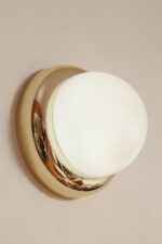 Jednopunktowa w kształcie kopuły okrągła szklana biała lampa ścienna/kinkiet/plafon ze złotą oprawą z tworzywa sztucznego, Space Age, Sozzi Illuminazione, Włochy, lata 80 - obrazek 3