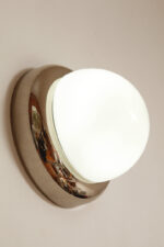 Jednopunktowa w kształcie kopuły okrągła szklana biała lampa ścienna/kinkiet/plafon ze srebrno-złotą melanżową oprawą z tworzywa sztucznego, Space Age, Sozzi Illuminazione, Włochy, lata 80. - obrazek 3