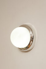 Jednopunktowa w kształcie kopuły okrągła szklana biała lampa ścienna/kinkiet/plafon ze srebrną oprawą z tworzywa sztucznego, Space Age, Sozzi Illuminazione, Włochy, lata 80. - obrazek 3