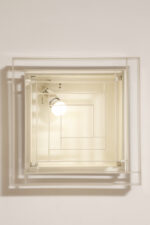 Duży jednopunktowy biały kwadratowy podtynkowy kinkiet/lampa ścienna/plafon „Kvadrat” / „Kvadratlampen” z geometrycznym dyfuzorem z tworzywa sztucznego, projekt Nils Andersen & Salli Besiakow dla Lyfa, Dania, wzór z 1972 roku - obrazek 3