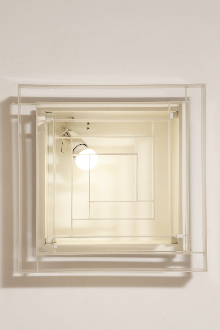 scandinavian lamp, antique shop warsaw, duński design, retro sklep warszawa, scandinavian style, antique store warsaw, retro shop, vintage shop warsaw, vintage wall lamp, antyk sklep, vintage shop, vintage store warsaw, metal lamp, antyk sklep warszawa, vintage store, retro store warsaw, lampa vintage, scandinavian vintage lamp, sklep vintage, design shop warsaw, danish design, metal vintage lamp, design shop, design sklep warszawa, lampa retro, wall lamp lyfa, retro store, danish lamp, antique shop, duńska lampa, design sklep, danish ceiling lamp, antique store, danish hanging lamp, design store, vintage lamp, design store warsaw, vintage danish lamp, kinkiet lyfa, sklep retro, scandinavian design, vintage sklep warszawa, danish retro lamp, lyfa wall lamp, retro shop warsaw Duży jednopunktowy biały kwadratowy podtynkowy kinkiet/lampa ścienna/plafon „Kvadrat” / „Kvadratlampen” z geometrycznym dyfuzorem z tworzywa sztucznego, projekt Nils Andersen & Salli Besiakow dla Lyfa, Dania, wzór z 1972 roku - obrazek 3