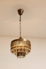 Kaskadowa trzypoziomowa jednopunktowa lampa sufitowa w stylu boho złożona z przeźroczystych szklanych wisiorków i czarnych szklanych pałeczek wiszących na trzech metalowych obręczach w kolorze starego złota, Typ 18-01, Železnobrodskié Sklo, Czechosłowacja, lata 50. - obrazek 31