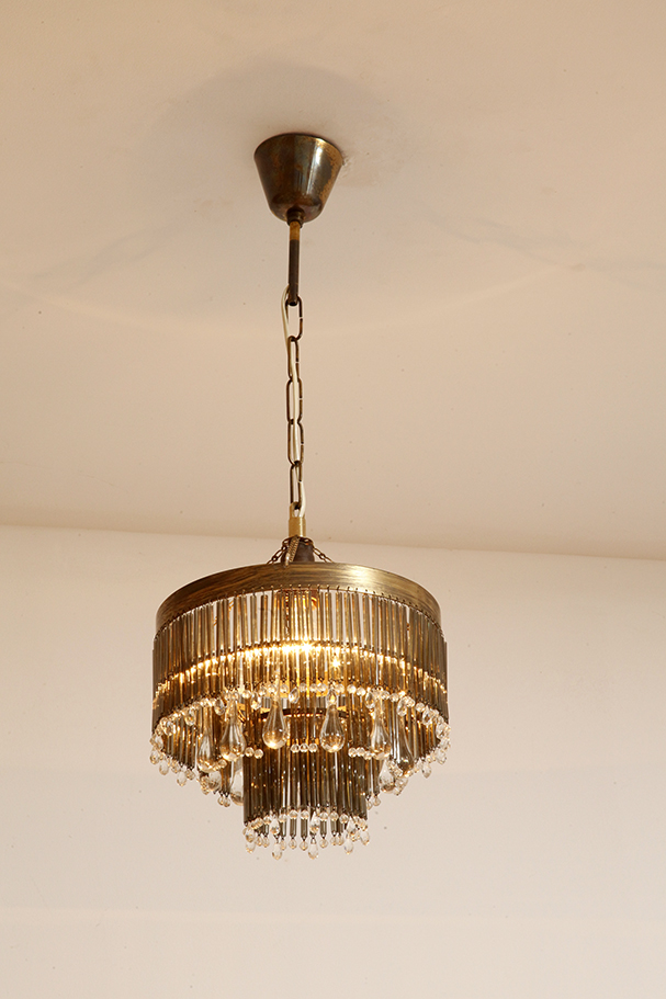 lampa napako, lamp design, vintage shop warsaw, lampa vintage, lampa boho, lampa sufitowa vintage, vintage lamp, antique shop warsaw, vintage hanging lamp, boho vintage, czeska lampa sufitowa retro, 1960., antique store warsaw, retro lamp, lampa vintage boho, hanging vintage lamp napako, 60., antyk sklep, retro style, retro shop, 1960s, antyk sklep warszawa, vintage light, vintage shop, czech design, szklana lampa vintage, czech vintage lamp, vintage, vintage store, vintage ceiling lamp, hanging glass lamp, lamp, sklep vintage, mid century modern, Železnobrodskié Sklo, vintage chandeler, czechoslovakia, design shop, made in prl, lampa vintage Železnobrodskié Sklo, retro glass lamp, 60's, retro shop warsaw, meble prl, Železnobrodskié Sklo ceiling lamp, napako vintage lamp, mid century lamp, retro sklep warszawa, retro, Železnobrodskié Sklo vintage lamp Kaskadowa trzypoziomowa jednopunktowa lampa sufitowa w stylu boho złożona z przeźroczystych szklanych wisiorków i czarnych szklanych pałeczek wiszących na trzech metalowych obręczach w kolorze starego złota, Typ 18-01, Železnobrodskié Sklo, Czechosłowacja, lata 50. - obrazek 31