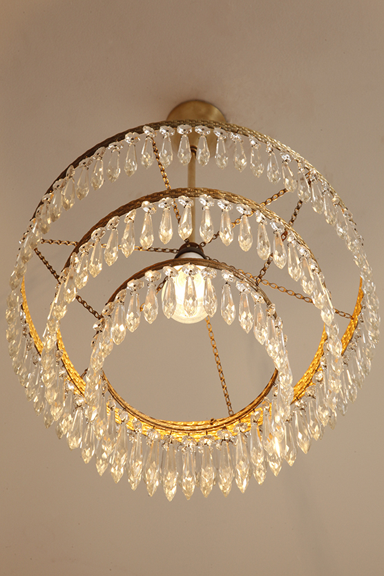 czech design, szklana lampa vintage, czech vintage lamp, vintage, vintage store, vintage ceiling lamp, hanging glass lamp, lamp, sklep vintage, mid century modern, Železnobrodskié Sklo, vintage chandeler, czechoslovakia, design shop, made in prl, lampa vintage Železnobrodskié Sklo, retro glass lamp, 60's, retro shop warsaw, meble prl, Železnobrodskié Sklo ceiling lamp, napako vintage lamp, mid century lamp, retro sklep warszawa, retro, Železnobrodskié Sklo vintage lamp, lampa napako, lamp design, vintage shop warsaw, lampa vintage, lampa boho, lampa sufitowa vintage, vintage lamp, antique shop warsaw, vintage hanging lamp, boho vintage, czeska lampa sufitowa retro, 1960., antique store warsaw, retro lamp, lampa vintage boho, hanging vintage lamp napako, 60., antyk sklep, retro style, retro shop, 1960s, antyk sklep warszawa, vintage light, vintage shop Duża kaskadowa trzypoziomowa jednopunktowa lampa sufitowa w stylu boho złożona z 143 przeźroczystych szklanych wisiorków i innych szklanych dodatków wiszących na trzech metalowych obręczach w kolorze starego złota, Typ 18-01, Železnobrodskié Sklo, Czechosłowacja, lata 50. - obrazek 32