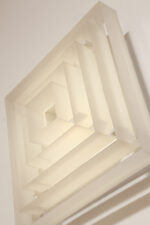 Duży jednopunktowy biały kwadratowy podtynkowy kinkiet/lampa ścienna/plafon „Kvadrat” / „Kvadratlampen” z geometrycznym dyfuzorem z tworzywa sztucznego, projekt Nils Andersen & Salli Besiakow dla Lyfa, Dania, wzór z 1972 roku - obrazek 31