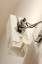 Dwupunktowa pozioma biała metalowa lampa ścienna/kinkiet z ruchomymi kloszami na chromowanej konstrukcji, Space Age, Włochy, lata 70 - obrazek 31