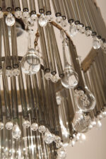 Kaskadowa trzypoziomowa jednopunktowa lampa sufitowa w stylu boho złożona z przeźroczystych szklanych wisiorków i czarnych szklanych pałeczek wiszących na trzech metalowych obręczach w kolorze starego złota, Typ 18-01, Železnobrodskié Sklo, Czechosłowacja, lata 50. - obrazek 32