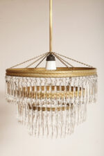 Duża kaskadowa trzypoziomowa jednopunktowa lampa sufitowa w stylu boho złożona z 143 przeźroczystych szklanych wisiorków i innych szklanych dodatków wiszących na trzech metalowych obręczach w kolorze starego złota, Typ 18-01, Železnobrodskié Sklo, Czechosłowacja, lata 50. - obrazek 33