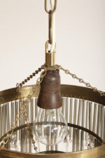 Kaskadowa trzypoziomowa jednopunktowa lampa sufitowa w stylu boho złożona z przeźroczystych szklanych wisiorków i czarnych szklanych pałeczek wiszących na trzech metalowych obręczach w kolorze starego złota, Typ 18-01, Železnobrodskié Sklo, Czechosłowacja, lata 50. - obrazek 33