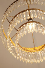 Duża kaskadowa trzypoziomowa jednopunktowa lampa sufitowa w stylu boho złożona z 143 przeźroczystych szklanych wisiorków i innych szklanych dodatków wiszących na trzech metalowych obręczach w kolorze starego złota, Typ 18-01, Železnobrodskié Sklo, Czechosłowacja, lata 50. - obrazek 34