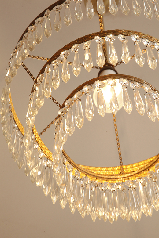 czech design, szklana lampa vintage, czech vintage lamp, vintage, vintage store, vintage ceiling lamp, hanging glass lamp, lamp, sklep vintage, mid century modern, Železnobrodskié Sklo, vintage chandeler, czechoslovakia, design shop, made in prl, lampa vintage Železnobrodskié Sklo, retro glass lamp, 60's, retro shop warsaw, meble prl, Železnobrodskié Sklo ceiling lamp, napako vintage lamp, mid century lamp, retro sklep warszawa, retro, Železnobrodskié Sklo vintage lamp, lampa napako, lamp design, vintage shop warsaw, lampa vintage, lampa boho, lampa sufitowa vintage, vintage lamp, antique shop warsaw, vintage hanging lamp, boho vintage, czeska lampa sufitowa retro, 1960., antique store warsaw, retro lamp, lampa vintage boho, hanging vintage lamp napako, 60., antyk sklep, retro style, retro shop, 1960s, antyk sklep warszawa, vintage light, vintage shop Duża kaskadowa trzypoziomowa jednopunktowa lampa sufitowa w stylu boho złożona z 143 przeźroczystych szklanych wisiorków i innych szklanych dodatków wiszących na trzech metalowych obręczach w kolorze starego złota, Typ 18-01, Železnobrodskié Sklo, Czechosłowacja, lata 50. - obrazek 34