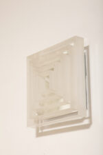 Duży jednopunktowy biały kwadratowy podtynkowy kinkiet/lampa ścienna/plafon „Kvadrat” / „Kvadratlampen” z geometrycznym dyfuzorem z tworzywa sztucznego, projekt Nils Andersen & Salli Besiakow dla Lyfa, Dania, wzór z 1972 roku - obrazek 33