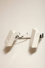 Dwupunktowa pozioma biała metalowa lampa ścienna/kinkiet z ruchomymi kloszami na chromowanej konstrukcji, Space Age, Włochy, lata 70 - obrazek 33