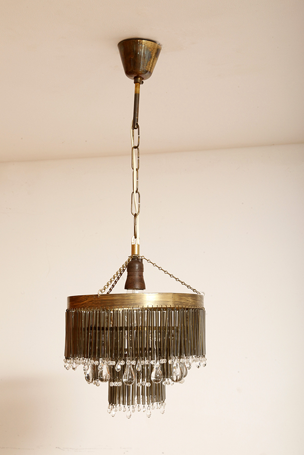 lampa napako, lamp design, vintage shop warsaw, lampa vintage, lampa boho, lampa sufitowa vintage, vintage lamp, antique shop warsaw, vintage hanging lamp, boho vintage, czeska lampa sufitowa retro, 1960., antique store warsaw, retro lamp, lampa vintage boho, hanging vintage lamp napako, 60., antyk sklep, retro style, retro shop, 1960s, antyk sklep warszawa, vintage light, vintage shop, czech design, szklana lampa vintage, czech vintage lamp, vintage, vintage store, vintage ceiling lamp, hanging glass lamp, lamp, sklep vintage, mid century modern, Železnobrodskié Sklo, vintage chandeler, czechoslovakia, design shop, made in prl, lampa vintage Železnobrodskié Sklo, retro glass lamp, 60's, retro shop warsaw, meble prl, Železnobrodskié Sklo ceiling lamp, napako vintage lamp, mid century lamp, retro sklep warszawa, retro, Železnobrodskié Sklo vintage lamp Kaskadowa trzypoziomowa jednopunktowa lampa sufitowa w stylu boho złożona z przeźroczystych szklanych wisiorków i czarnych szklanych pałeczek wiszących na trzech metalowych obręczach w kolorze starego złota, Typ 18-01, Železnobrodskié Sklo, Czechosłowacja, lata 50. - obrazek 34