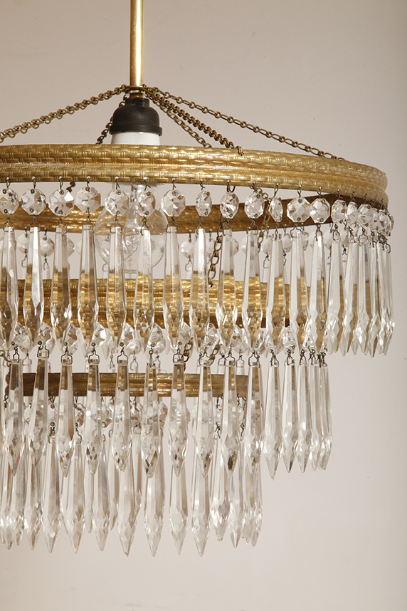 czech design, szklana lampa vintage, czech vintage lamp, vintage, vintage store, vintage ceiling lamp, hanging glass lamp, lamp, sklep vintage, mid century modern, Železnobrodskié Sklo, vintage chandeler, czechoslovakia, design shop, made in prl, lampa vintage Železnobrodskié Sklo, retro glass lamp, 60's, retro shop warsaw, meble prl, Železnobrodskié Sklo ceiling lamp, napako vintage lamp, mid century lamp, retro sklep warszawa, retro, Železnobrodskié Sklo vintage lamp, lampa napako, lamp design, vintage shop warsaw, lampa vintage, lampa boho, lampa sufitowa vintage, vintage lamp, antique shop warsaw, vintage hanging lamp, boho vintage, czeska lampa sufitowa retro, 1960., antique store warsaw, retro lamp, lampa vintage boho, hanging vintage lamp napako, 60., antyk sklep, retro style, retro shop, 1960s, antyk sklep warszawa, vintage light, vintage shop Duża kaskadowa trzypoziomowa jednopunktowa lampa sufitowa w stylu boho złożona z 143 przeźroczystych szklanych wisiorków i innych szklanych dodatków wiszących na trzech metalowych obręczach w kolorze starego złota, Typ 18-01, Železnobrodskié Sklo, Czechosłowacja, lata 50. - obrazek 35