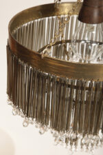 Kaskadowa trzypoziomowa jednopunktowa lampa sufitowa w stylu boho złożona z przeźroczystych szklanych wisiorków i czarnych szklanych pałeczek wiszących na trzech metalowych obręczach w kolorze starego złota, Typ 18-01, Železnobrodskié Sklo, Czechosłowacja, lata 50. - obrazek 35