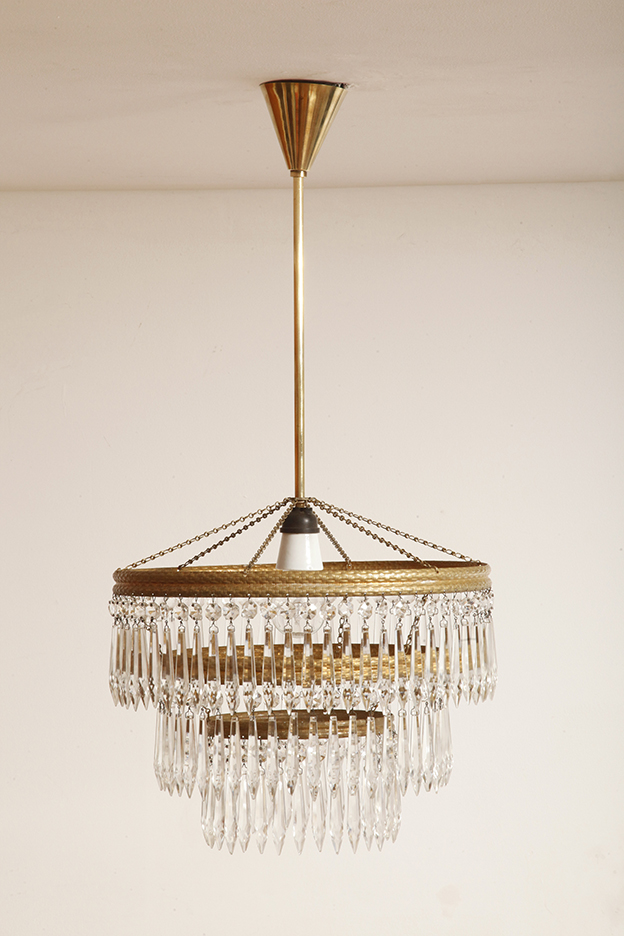 czech design, szklana lampa vintage, czech vintage lamp, vintage, vintage store, vintage ceiling lamp, hanging glass lamp, lamp, sklep vintage, mid century modern, Železnobrodskié Sklo, vintage chandeler, czechoslovakia, design shop, made in prl, lampa vintage Železnobrodskié Sklo, retro glass lamp, 60's, retro shop warsaw, meble prl, Železnobrodskié Sklo ceiling lamp, napako vintage lamp, mid century lamp, retro sklep warszawa, retro, Železnobrodskié Sklo vintage lamp, lampa napako, lamp design, vintage shop warsaw, lampa vintage, lampa boho, lampa sufitowa vintage, vintage lamp, antique shop warsaw, vintage hanging lamp, boho vintage, czeska lampa sufitowa retro, 1960., antique store warsaw, retro lamp, lampa vintage boho, hanging vintage lamp napako, 60., antyk sklep, retro style, retro shop, 1960s, antyk sklep warszawa, vintage light, vintage shop Duża kaskadowa trzypoziomowa jednopunktowa lampa sufitowa w stylu boho złożona z 143 przeźroczystych szklanych wisiorków i innych szklanych dodatków wiszących na trzech metalowych obręczach w kolorze starego złota, Typ 18-01, Železnobrodskié Sklo, Czechosłowacja, lata 50. - obrazek 36