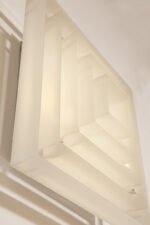 Duży jednopunktowy biały kwadratowy podtynkowy kinkiet/lampa ścienna/plafon „Kvadrat” / „Kvadratlampen” z geometrycznym dyfuzorem z tworzywa sztucznego, projekt Nils Andersen & Salli Besiakow dla Lyfa, Dania, wzór z 1972 roku - obrazek 35