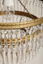 Duża kaskadowa trzypoziomowa jednopunktowa lampa sufitowa w stylu boho złożona z 143 przeźroczystych szklanych wisiorków i innych szklanych dodatków wiszących na trzech metalowych obręczach w kolorze starego złota, Typ 18-01, Železnobrodskié Sklo, Czechosłowacja, lata 50. - obrazek 37