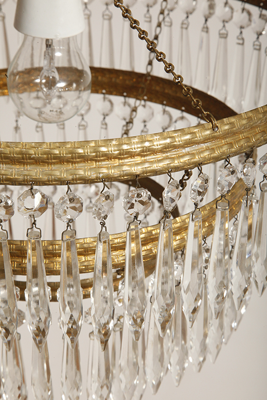 czech design, szklana lampa vintage, czech vintage lamp, vintage, vintage store, vintage ceiling lamp, hanging glass lamp, lamp, sklep vintage, mid century modern, Železnobrodskié Sklo, vintage chandeler, czechoslovakia, design shop, made in prl, lampa vintage Železnobrodskié Sklo, retro glass lamp, 60's, retro shop warsaw, meble prl, Železnobrodskié Sklo ceiling lamp, napako vintage lamp, mid century lamp, retro sklep warszawa, retro, Železnobrodskié Sklo vintage lamp, lampa napako, lamp design, vintage shop warsaw, lampa vintage, lampa boho, lampa sufitowa vintage, vintage lamp, antique shop warsaw, vintage hanging lamp, boho vintage, czeska lampa sufitowa retro, 1960., antique store warsaw, retro lamp, lampa vintage boho, hanging vintage lamp napako, 60., antyk sklep, retro style, retro shop, 1960s, antyk sklep warszawa, vintage light, vintage shop Duża kaskadowa trzypoziomowa jednopunktowa lampa sufitowa w stylu boho złożona z 143 przeźroczystych szklanych wisiorków i innych szklanych dodatków wiszących na trzech metalowych obręczach w kolorze starego złota, Typ 18-01, Železnobrodskié Sklo, Czechosłowacja, lata 50. - obrazek 37