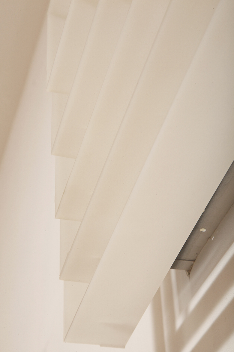 scandinavian lamp, antique shop warsaw, duński design, retro sklep warszawa, scandinavian style, antique store warsaw, retro shop, vintage shop warsaw, vintage wall lamp, antyk sklep, vintage shop, vintage store warsaw, metal lamp, antyk sklep warszawa, vintage store, retro store warsaw, lampa vintage, scandinavian vintage lamp, sklep vintage, design shop warsaw, danish design, metal vintage lamp, design shop, design sklep warszawa, lampa retro, wall lamp lyfa, retro store, danish lamp, antique shop, duńska lampa, design sklep, danish ceiling lamp, antique store, danish hanging lamp, design store, vintage lamp, design store warsaw, vintage danish lamp, kinkiet lyfa, sklep retro, scandinavian design, vintage sklep warszawa, danish retro lamp, lyfa wall lamp, retro shop warsaw Duży jednopunktowy biały kwadratowy podtynkowy kinkiet/lampa ścienna/plafon „Kvadrat” / „Kvadratlampen” z geometrycznym dyfuzorem z tworzywa sztucznego, projekt Nils Andersen & Salli Besiakow dla Lyfa, Dania, wzór z 1972 roku - obrazek 36