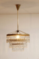 Duża kaskadowa trzypoziomowa jednopunktowa lampa sufitowa w stylu boho złożona z 143 przeźroczystych szklanych wisiorków i innych szklanych dodatków wiszących na trzech metalowych obręczach w kolorze starego złota, Typ 18-01, Železnobrodskié Sklo, Czechosłowacja, lata 50. - obrazek 38