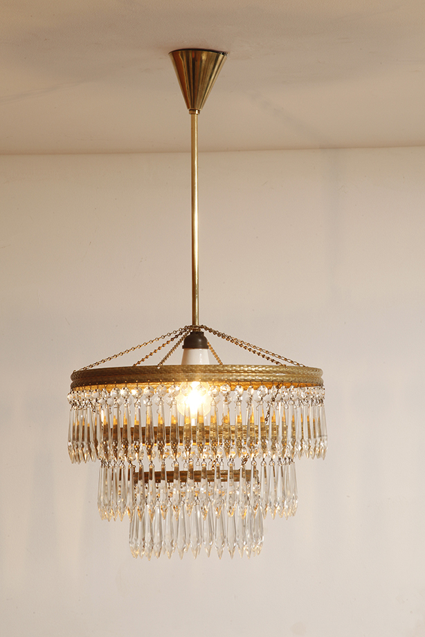 czech design, szklana lampa vintage, czech vintage lamp, vintage, vintage store, vintage ceiling lamp, hanging glass lamp, lamp, sklep vintage, mid century modern, Železnobrodskié Sklo, vintage chandeler, czechoslovakia, design shop, made in prl, lampa vintage Železnobrodskié Sklo, retro glass lamp, 60's, retro shop warsaw, meble prl, Železnobrodskié Sklo ceiling lamp, napako vintage lamp, mid century lamp, retro sklep warszawa, retro, Železnobrodskié Sklo vintage lamp, lampa napako, lamp design, vintage shop warsaw, lampa vintage, lampa boho, lampa sufitowa vintage, vintage lamp, antique shop warsaw, vintage hanging lamp, boho vintage, czeska lampa sufitowa retro, 1960., antique store warsaw, retro lamp, lampa vintage boho, hanging vintage lamp napako, 60., antyk sklep, retro style, retro shop, 1960s, antyk sklep warszawa, vintage light, vintage shop Duża kaskadowa trzypoziomowa jednopunktowa lampa sufitowa w stylu boho złożona z 143 przeźroczystych szklanych wisiorków i innych szklanych dodatków wiszących na trzech metalowych obręczach w kolorze starego złota, Typ 18-01, Železnobrodskié Sklo, Czechosłowacja, lata 50. - obrazek 38