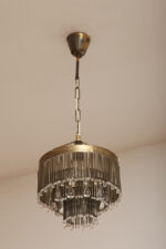 Kaskadowa trzypoziomowa jednopunktowa lampa sufitowa w stylu boho złożona z przeźroczystych szklanych wisiorków i czarnych szklanych pałeczek wiszących na trzech metalowych obręczach w kolorze starego złota, Typ 18-01, Železnobrodskié Sklo, Czechosłowacja, lata 50. - obrazek 38