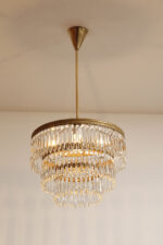 Duża kaskadowa trzypoziomowa jednopunktowa lampa sufitowa w stylu boho złożona z 143 przeźroczystych szklanych wisiorków i innych szklanych dodatków wiszących na trzech metalowych obręczach w kolorze starego złota, Typ 18-01, Železnobrodskié Sklo, Czechosłowacja, lata 50. - obrazek 40