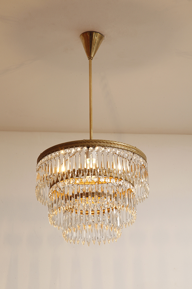 czech design, szklana lampa vintage, czech vintage lamp, vintage, vintage store, vintage ceiling lamp, hanging glass lamp, lamp, sklep vintage, mid century modern, Železnobrodskié Sklo, vintage chandeler, czechoslovakia, design shop, made in prl, lampa vintage Železnobrodskié Sklo, retro glass lamp, 60's, retro shop warsaw, meble prl, Železnobrodskié Sklo ceiling lamp, napako vintage lamp, mid century lamp, retro sklep warszawa, retro, Železnobrodskié Sklo vintage lamp, lampa napako, lamp design, vintage shop warsaw, lampa vintage, lampa boho, lampa sufitowa vintage, vintage lamp, antique shop warsaw, vintage hanging lamp, boho vintage, czeska lampa sufitowa retro, 1960., antique store warsaw, retro lamp, lampa vintage boho, hanging vintage lamp napako, 60., antyk sklep, retro style, retro shop, 1960s, antyk sklep warszawa, vintage light, vintage shop Duża kaskadowa trzypoziomowa jednopunktowa lampa sufitowa w stylu boho złożona z 143 przeźroczystych szklanych wisiorków i innych szklanych dodatków wiszących na trzech metalowych obręczach w kolorze starego złota, Typ 18-01, Železnobrodskié Sklo, Czechosłowacja, lata 50. - obrazek 40