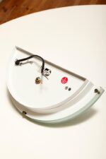 Jednopunktowy kinkiet/lampa ścienna z akrylowym kaskadowym kloszem w morskim kolorze, styl Memphis, firma Massive, Belgia, lata 90. - obrazek 39