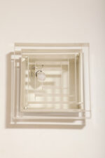 Duży jednopunktowy biały kwadratowy podtynkowy kinkiet/lampa ścienna/plafon „Kvadrat” / „Kvadratlampen” z geometrycznym dyfuzorem z tworzywa sztucznego, projekt Nils Andersen & Salli Besiakow dla Lyfa, Dania, wzór z 1972 roku - obrazek 39