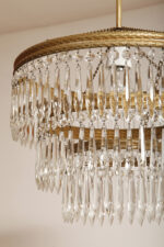 Duża kaskadowa trzypoziomowa jednopunktowa lampa sufitowa w stylu boho złożona z 143 przeźroczystych szklanych wisiorków i innych szklanych dodatków wiszących na trzech metalowych obręczach w kolorze starego złota, Typ 18-01, Železnobrodskié Sklo, Czechosłowacja, lata 50. - obrazek 41