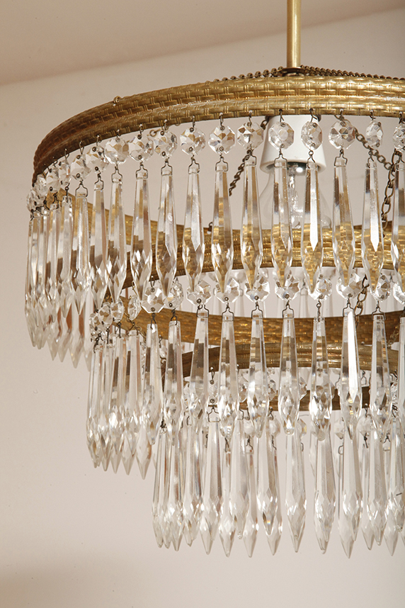 czech design, szklana lampa vintage, czech vintage lamp, vintage, vintage store, vintage ceiling lamp, hanging glass lamp, lamp, sklep vintage, mid century modern, Železnobrodskié Sklo, vintage chandeler, czechoslovakia, design shop, made in prl, lampa vintage Železnobrodskié Sklo, retro glass lamp, 60's, retro shop warsaw, meble prl, Železnobrodskié Sklo ceiling lamp, napako vintage lamp, mid century lamp, retro sklep warszawa, retro, Železnobrodskié Sklo vintage lamp, lampa napako, lamp design, vintage shop warsaw, lampa vintage, lampa boho, lampa sufitowa vintage, vintage lamp, antique shop warsaw, vintage hanging lamp, boho vintage, czeska lampa sufitowa retro, 1960., antique store warsaw, retro lamp, lampa vintage boho, hanging vintage lamp napako, 60., antyk sklep, retro style, retro shop, 1960s, antyk sklep warszawa, vintage light, vintage shop Duża kaskadowa trzypoziomowa jednopunktowa lampa sufitowa w stylu boho złożona z 143 przeźroczystych szklanych wisiorków i innych szklanych dodatków wiszących na trzech metalowych obręczach w kolorze starego złota, Typ 18-01, Železnobrodskié Sklo, Czechosłowacja, lata 50. - obrazek 41