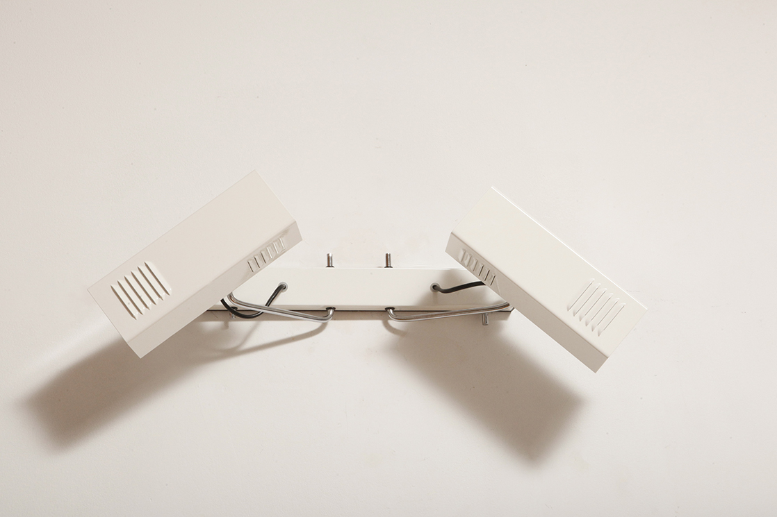 prl design, antique shop, lampa space age, antyk sklep warszawa, design store, lampa prl, antique store, wisząca lampa retro, italian vintage lamp, sklep retro, lampa vintage, design store warsaw, kinkiet vintage, space age wall lamp, retro shop warsaw, space age, mleczna lampa wiszaca, white lamp, włoski kinkiet vintage, retro sklep warszawa, space age lamp, lampa wiszca prl, retro shop, szklany kinkiet vintage, lampa, vintage shop warsaw, space age style, wisząca lampa vintage, vintage shop, szkło murano, lamp design, vintage store warsaw, vintage hanging lamp, vintage sklep warszawa, vintage store, vintage italian wall lamp, vintage lamp, retro store warsaw, retro lamp, antique shop warsaw, sklep vintage, vintage sconce, prl style, szklana lampa, lampa retro, antique store warsaw, design shop, vintage ceiling lamp, design shop warsaw, white glass lamp, italian lamp, retro store, vintage wall lamp, design sklep warszawa, italian style, antyk sklep, design sklep Dwupunktowa pozioma biała metalowa lampa ścienna/kinkiet z ruchomymi kloszami na chromowanej konstrukcji, Space Age, Włochy, lata 70 - obrazek 4