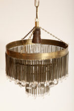 Kaskadowa trzypoziomowa jednopunktowa lampa sufitowa w stylu boho złożona z przeźroczystych szklanych wisiorków i czarnych szklanych pałeczek wiszących na trzech metalowych obręczach w kolorze starego złota, Typ 18-01, Železnobrodskié Sklo, Czechosłowacja, lata 50. - obrazek 4