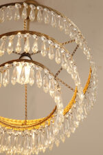 Duża kaskadowa trzypoziomowa jednopunktowa lampa sufitowa w stylu boho złożona z 143 przeźroczystych szklanych wisiorków i innych szklanych dodatków wiszących na trzech metalowych obręczach w kolorze starego złota, Typ 18-01, Železnobrodskié Sklo, Czechosłowacja, lata 50. - obrazek 4