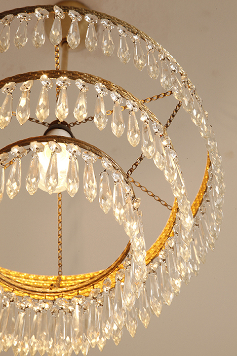 czech design, szklana lampa vintage, czech vintage lamp, vintage, vintage store, vintage ceiling lamp, hanging glass lamp, lamp, sklep vintage, mid century modern, Železnobrodskié Sklo, vintage chandeler, czechoslovakia, design shop, made in prl, lampa vintage Železnobrodskié Sklo, retro glass lamp, 60's, retro shop warsaw, meble prl, Železnobrodskié Sklo ceiling lamp, napako vintage lamp, mid century lamp, retro sklep warszawa, retro, Železnobrodskié Sklo vintage lamp, lampa napako, lamp design, vintage shop warsaw, lampa vintage, lampa boho, lampa sufitowa vintage, vintage lamp, antique shop warsaw, vintage hanging lamp, boho vintage, czeska lampa sufitowa retro, 1960., antique store warsaw, retro lamp, lampa vintage boho, hanging vintage lamp napako, 60., antyk sklep, retro style, retro shop, 1960s, antyk sklep warszawa, vintage light, vintage shop Duża kaskadowa trzypoziomowa jednopunktowa lampa sufitowa w stylu boho złożona z 143 przeźroczystych szklanych wisiorków i innych szklanych dodatków wiszących na trzech metalowych obręczach w kolorze starego złota, Typ 18-01, Železnobrodskié Sklo, Czechosłowacja, lata 50. - obrazek 4