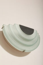 Jednopunktowy kinkiet/lampa ścienna z akrylowym kaskadowym kloszem w morskim kolorze, styl Memphis, firma Massive, Belgia, lata 90. - obrazek 4